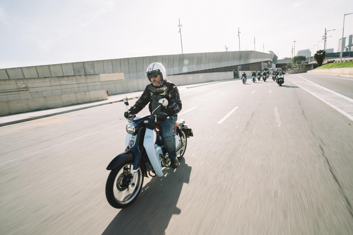 Los 6 scooter más exóticos para conducir sin carnet de moto 1 Honda Super Cub C125, acción