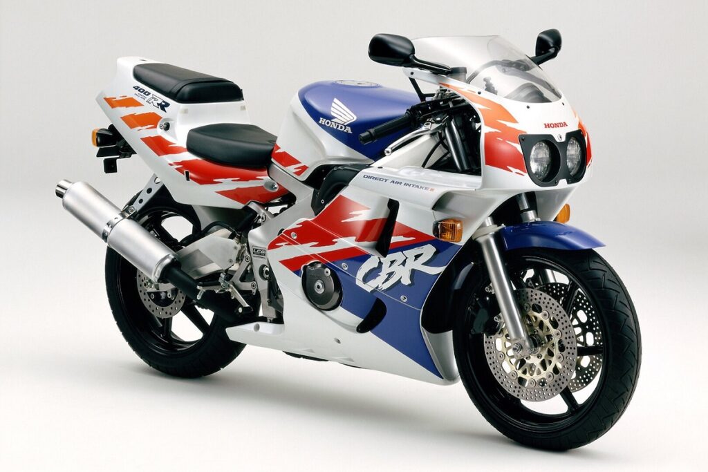 Motos deportivas 400 de 4 cilindros japonesas legendarias: el verbo hecho carne 9 Honda CBR400RR 1992