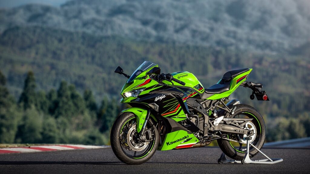 Motos deportivas 400 de 4 cilindros japonesas legendarias: el verbo hecho carne 14 Kawasaki ZX-4RR 2023