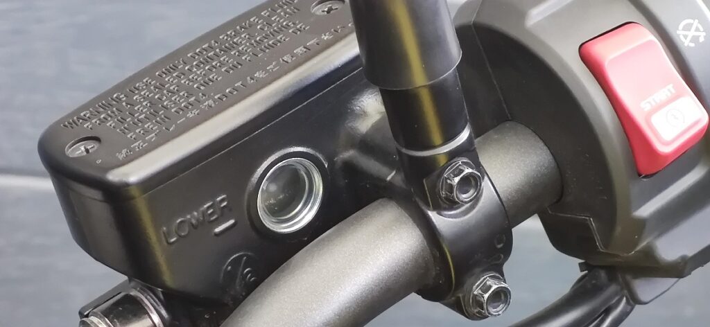 Los otros líquidos de la moto: 14 puntos básicos 12 liquido frenos deposito nivel