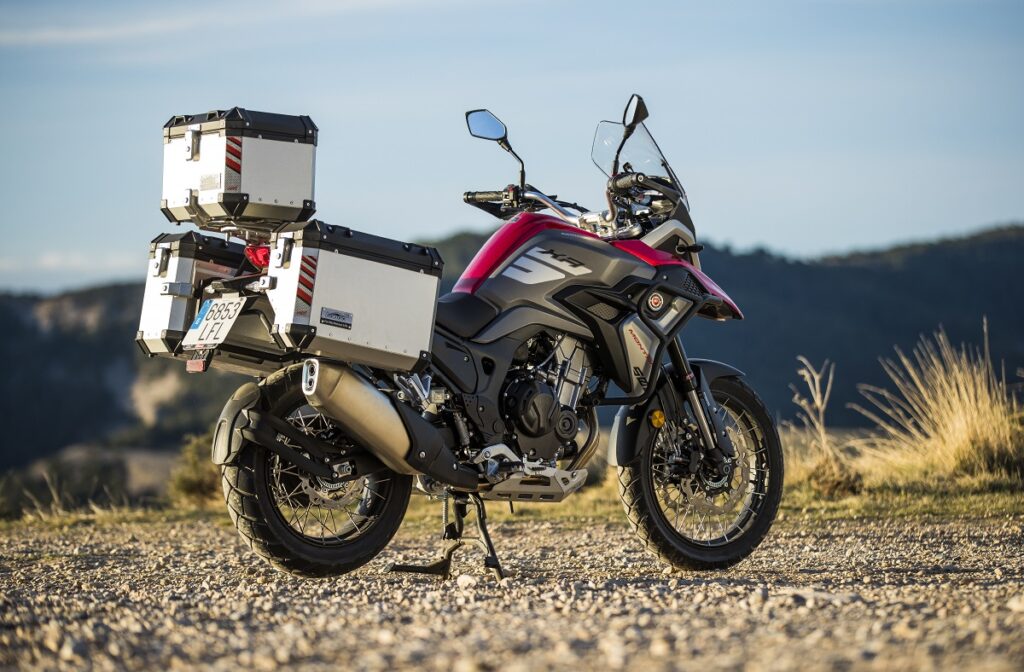 VOGE 525DSX: este es su precio y las motos rivales 11 Macbor Montana XR5 con maletas
