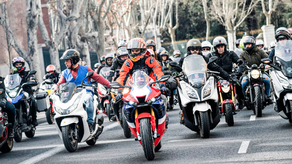 Márquez se da un baño de masas en la presentación de su docuserie en Madrid 10 marc marquez premiere documental all in convoy de motos