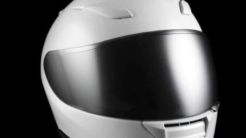 Pantalla o visera de casco de moto: cómo acertar en su uso y nomenclatura 4 Pantalla ahumada con desmontaje sin herramienta