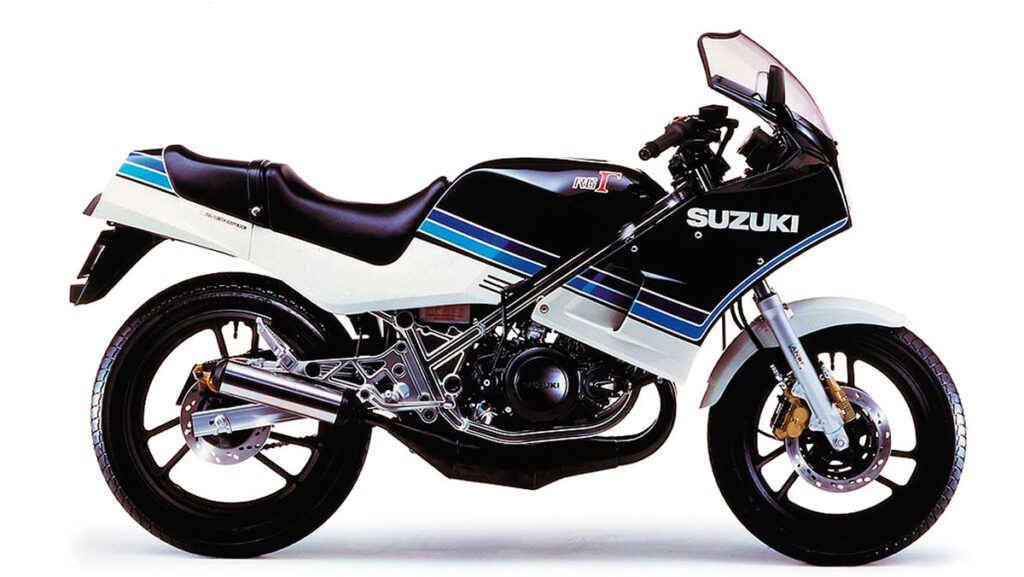 Suzuki RG 250: el auge de las réplicas de competición 11 1984-suzuki-RG250-Gamma-blackbluewhite-R-1300