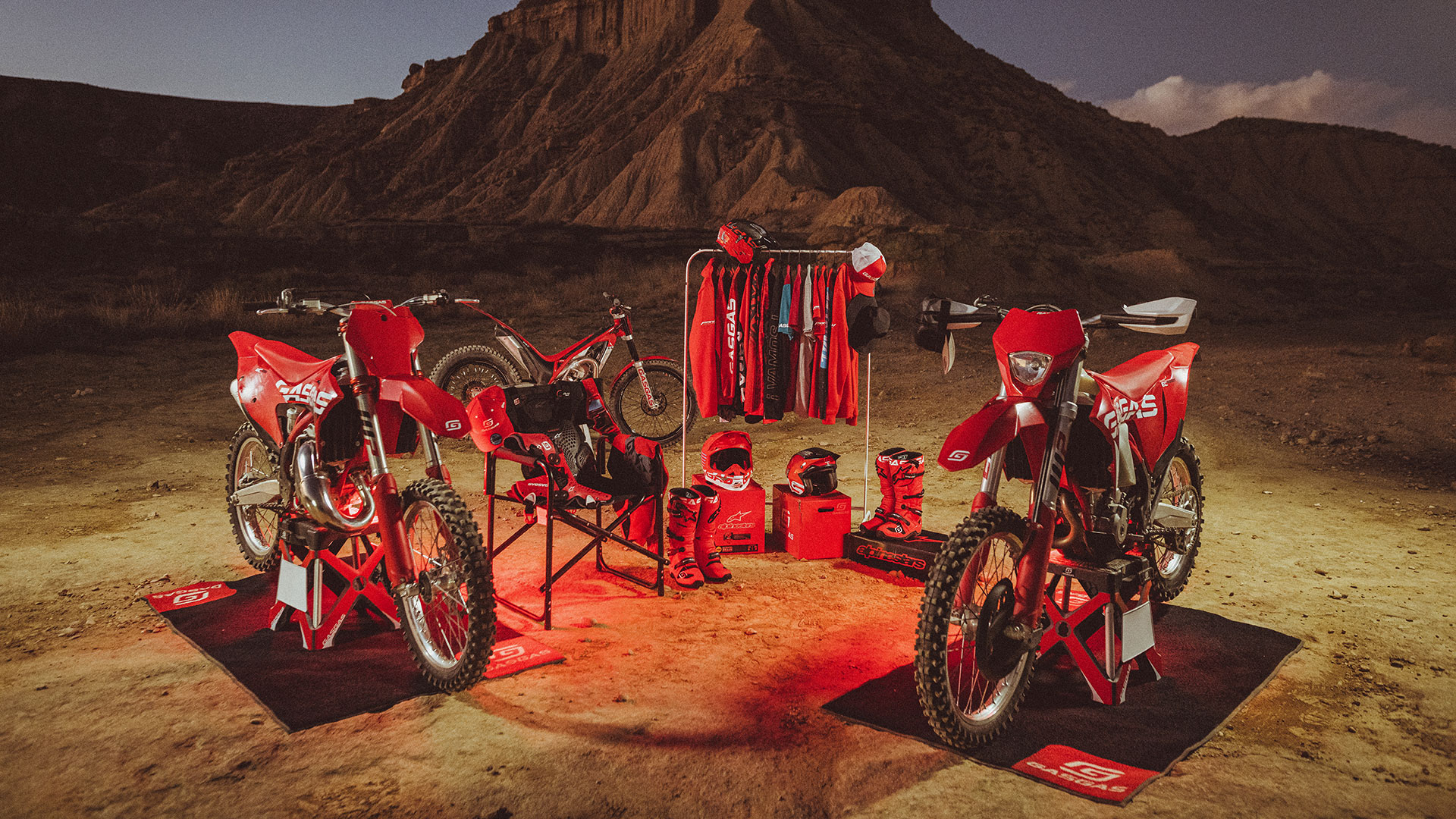 GasGas presenta su primera colección de ropa casual junto a la renovada gama funcional 2023