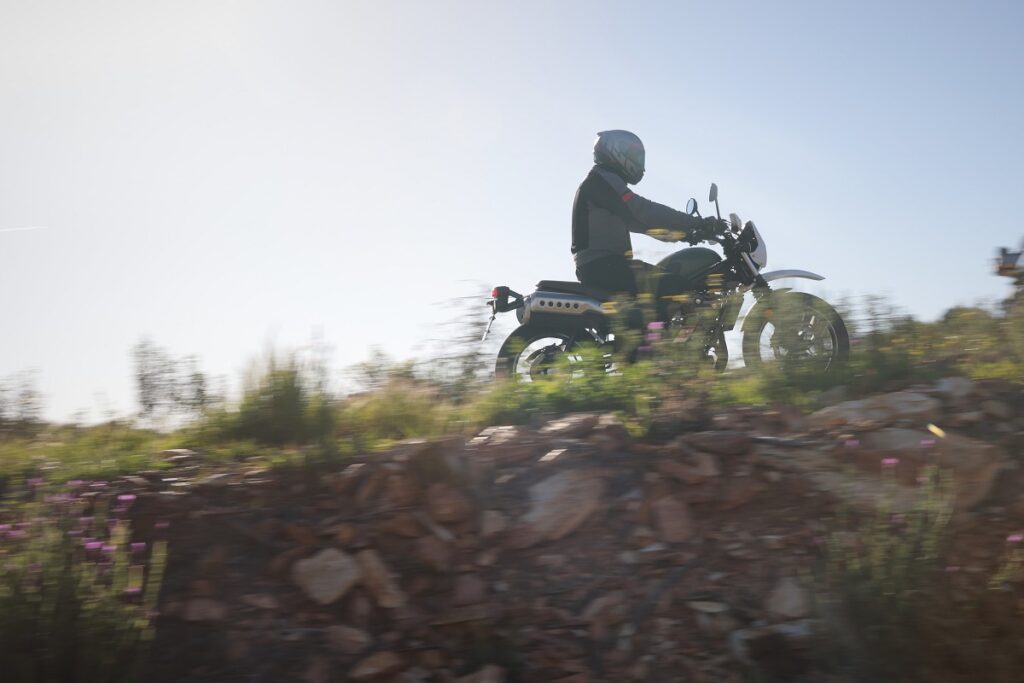 Prueba Honda CL500: la moto scrambler que faltaba en la familia para el carnet A2 17 Honda CL500 accion 1