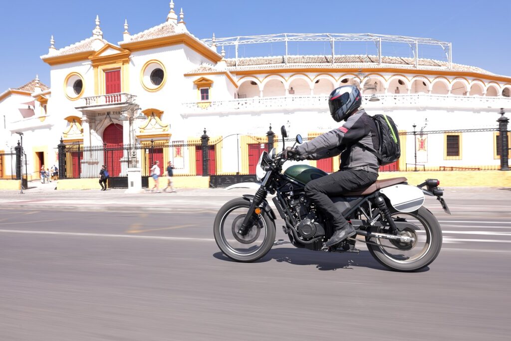 Prueba Honda CL500: la moto scrambler que faltaba en la familia para el carnet A2 16 Honda CL500 accion 2