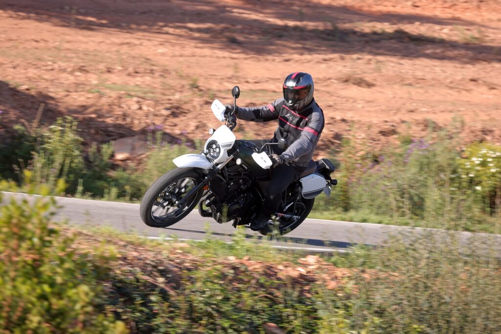 Prueba Honda CL500: la moto scrambler que faltaba en la familia para el carnet A2 14 Honda CL500 accion 4
