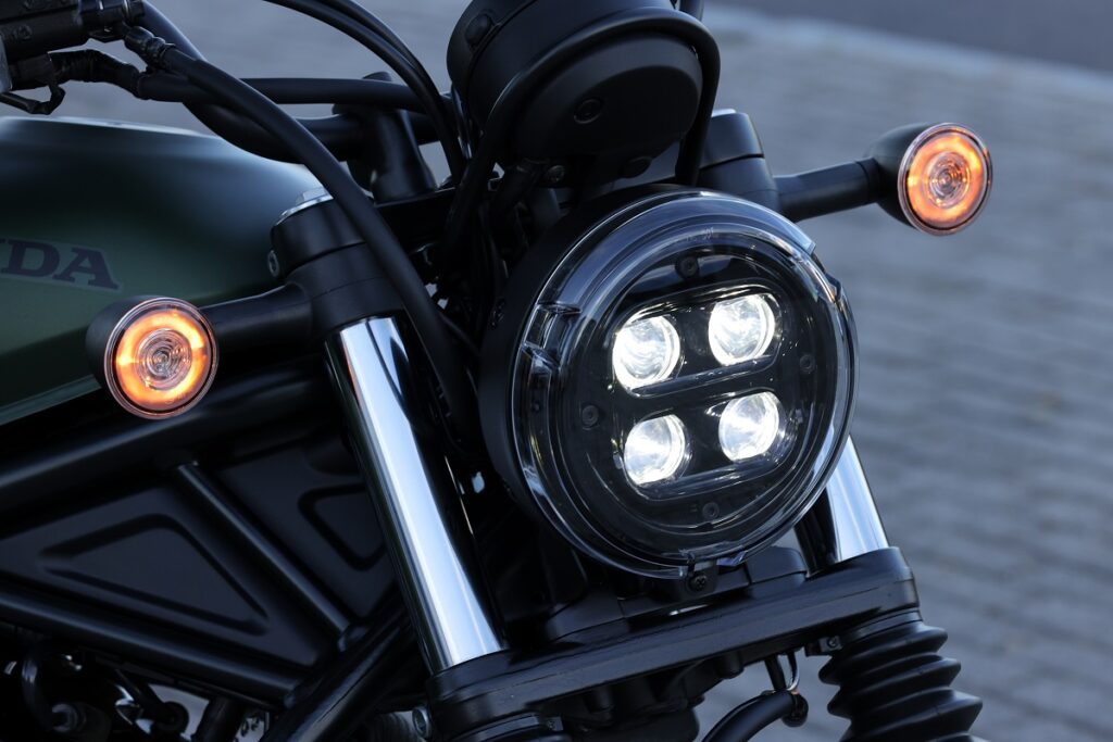 Prueba Honda CL500: la moto scrambler que faltaba en la familia para el carnet A2 13 Honda CL500 detalles 1