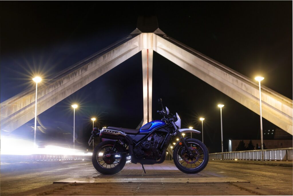 Prueba Honda CL500: la moto scrambler que faltaba en la familia para el carnet A2 11 Honda CL500 estatica