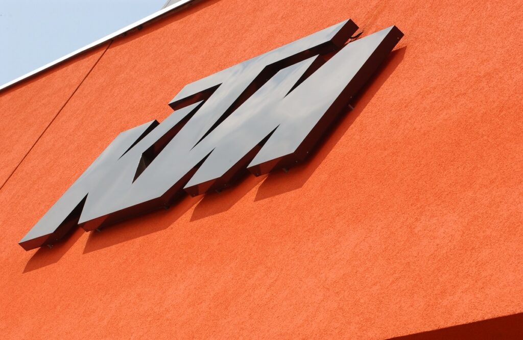 KTM logo fábrica