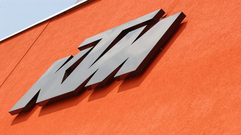 Los datos que no conocías cuando KTM ya vuelve a fabricar motos y que te dan una idea de su dimensión más allá de la crisis 10 KTM logo fábrica