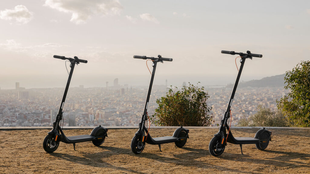 Segway-Ninebot presenta sus soluciones de electromovilidad para 2023 y anuncia su entrada en el segmento de scooters 13 KickScooter F2 Series Lifestyle picture F2 series side view and sky