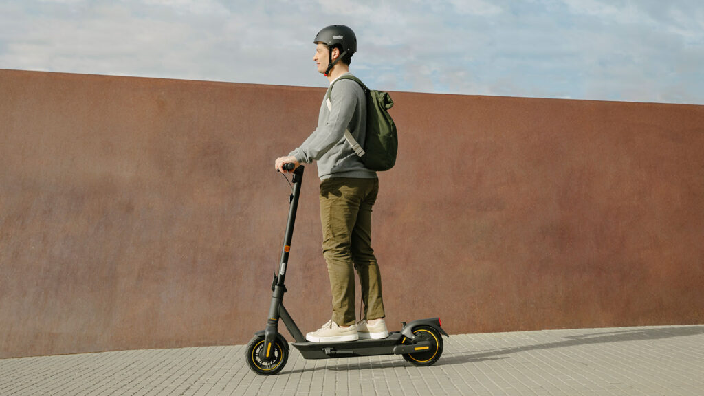 Segway-Ninebot presenta sus soluciones de electromovilidad para 2023 y anuncia su entrada en el segmento de scooters 12 KickScooter MAX G2 Lifestyle picture Man riding with helmet