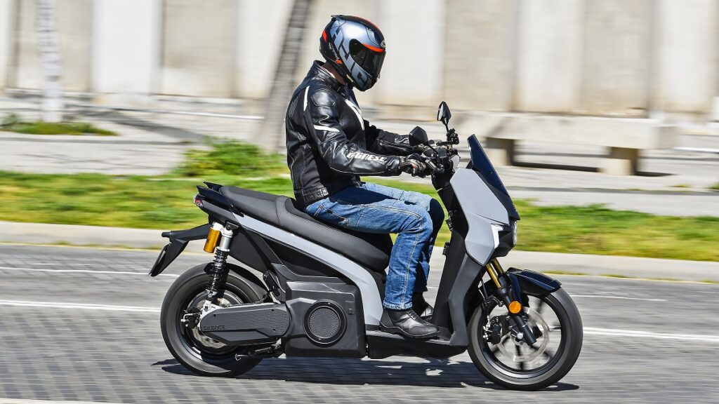 Entre motos y coches (I): Marcas de coches que no sabías que hicieron motos desde 1898 17 SEAT Mó 125 Performance