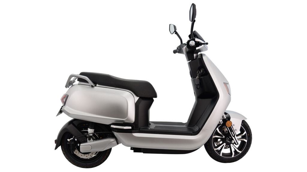 Sunra RS 125e: compacto pero 'matón' 8 Sunra-RS-125e-(2)