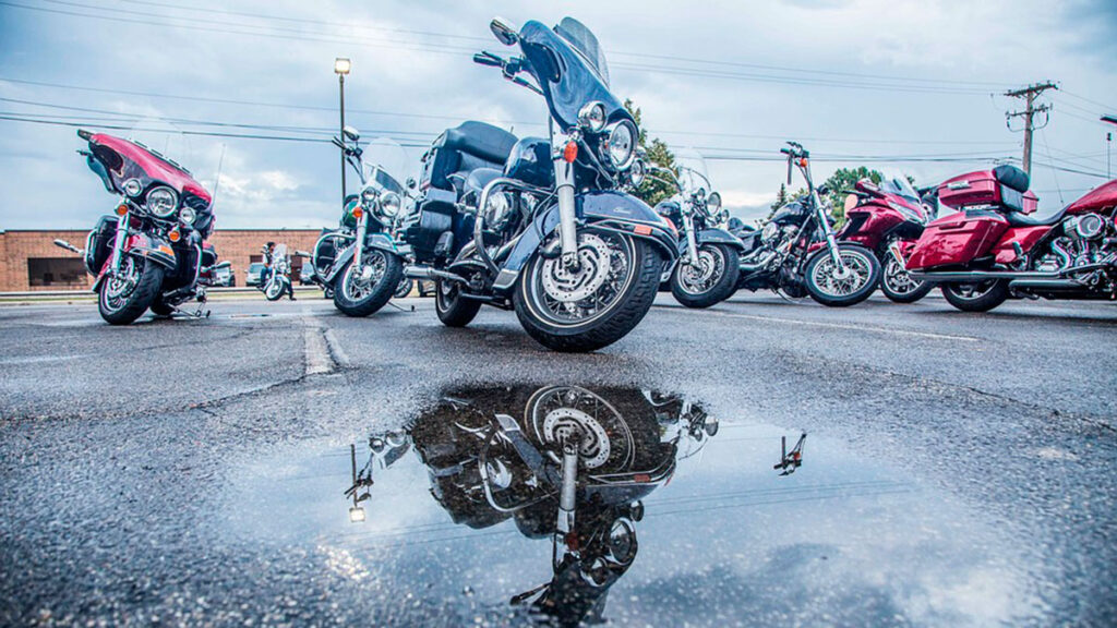 Las trampas urbanas que debes evitar en moto por ciudad 7 charco-m,oto-ciudad