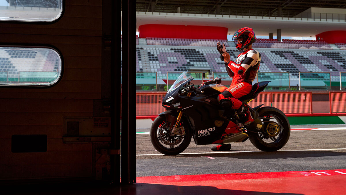 Ducati continúa imparable: registra las mejores cifras de ventas en la primera mitad del año de su historia 1 coleccion-prendas-ducati-2023