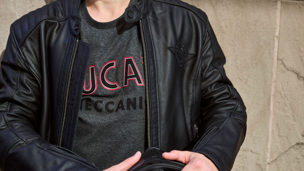 La colección de ropa 2023 de Ducati, ya disponible: monos, cascos, chaquetas, ropa casual... 9 coleccion-prendas-ducati-2023-2