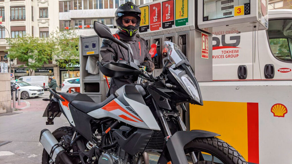 Las trampas urbanas que debes evitar en moto por ciudad 8 gasolinera