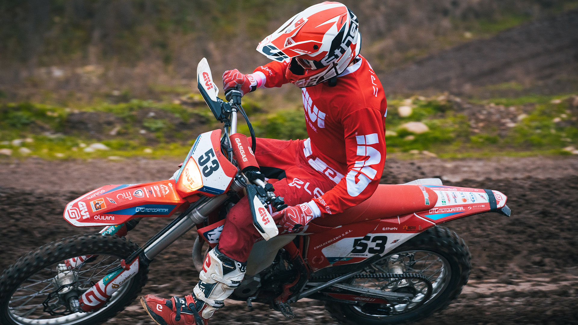 GIVI 60.1: gráficas acordes a las motos offroad más populares