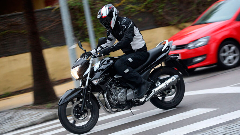 Las trampas urbanas que debes evitar en moto por ciudad 6 paso cebra
