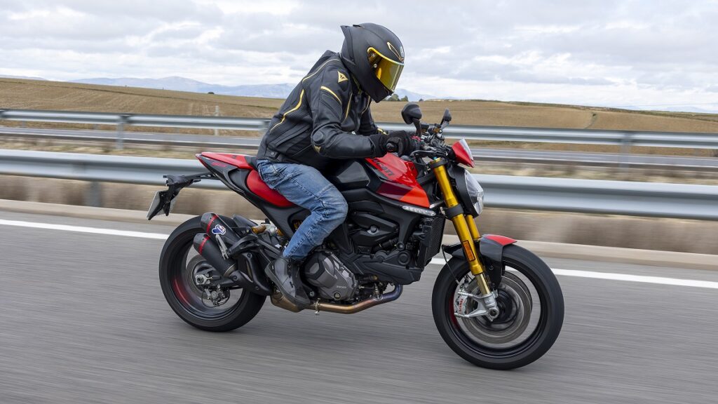 DUCATI Monster SP accion 2