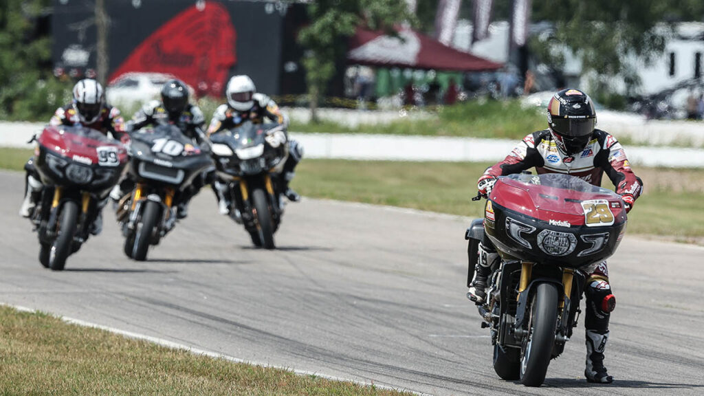 Prueba Indian Challenger MotoAmerica King of the Baggers: ¡Esto es la guerra! 14 OHara leads teammate McWilliams Travis Wyman HD eventual winner Bobby Fong Ind