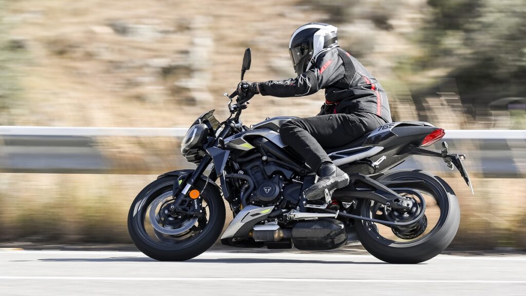 Prueba Triumph Street Triple 765 R: genes de Moto2 20 Triumph Street Triple 765 R accion derecha