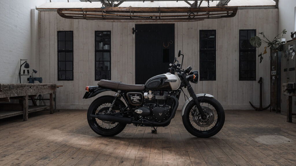 Triumph Bonneville T120 Black DGR: estética 'gentlemen' por sus 10 años de cooperación en el evento 12 TriumphxDGR_T120_MY23_GE