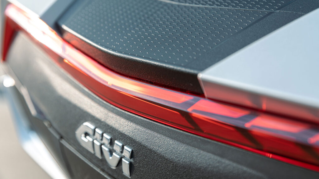 GIVI Maxia 5: el top case del futuro 11 givi-maxia-5-baul-2
