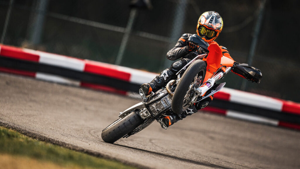 KTM 450 SMR 2024: cambios de pintura para la supermotard de referencia 12 2024 KTM 450 SMR 3