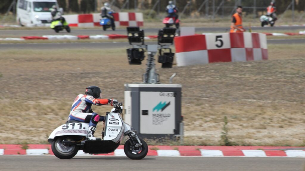 “Vespa The Resistance 24h”: la carrera desde dentro con un prototipo eléctrico 14 24h Vespa carrera 2023 12