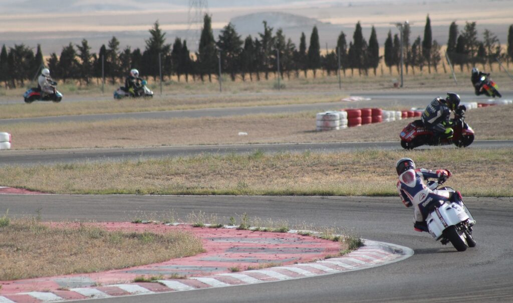 “Vespa The Resistance 24h”: la carrera desde dentro con un prototipo eléctrico 20 24h Vespa carrera 2023 23