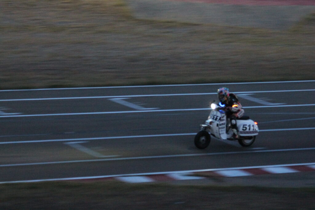 “Vespa The Resistance 24h”: la carrera desde dentro con un prototipo eléctrico 17 24h Vespa carrera 2023 27