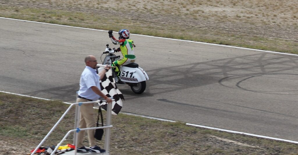 “Vespa The Resistance 24h”: la carrera desde dentro con un prototipo eléctrico 24 24h Vespa carrera 2023 30