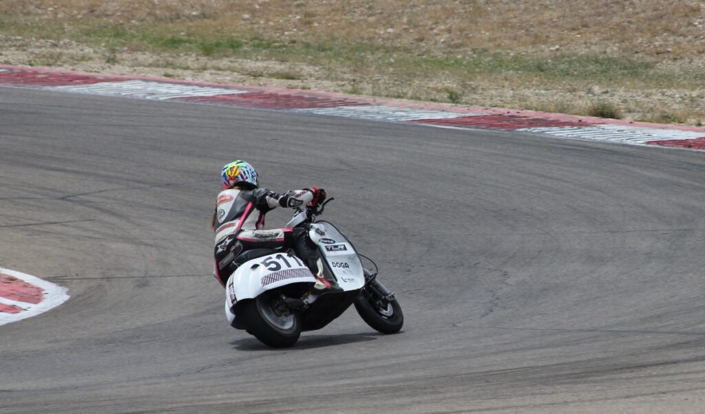 “Vespa The Resistance 24h”: la carrera desde dentro con un prototipo eléctrico 13 24h Vespa carrera 2023 5