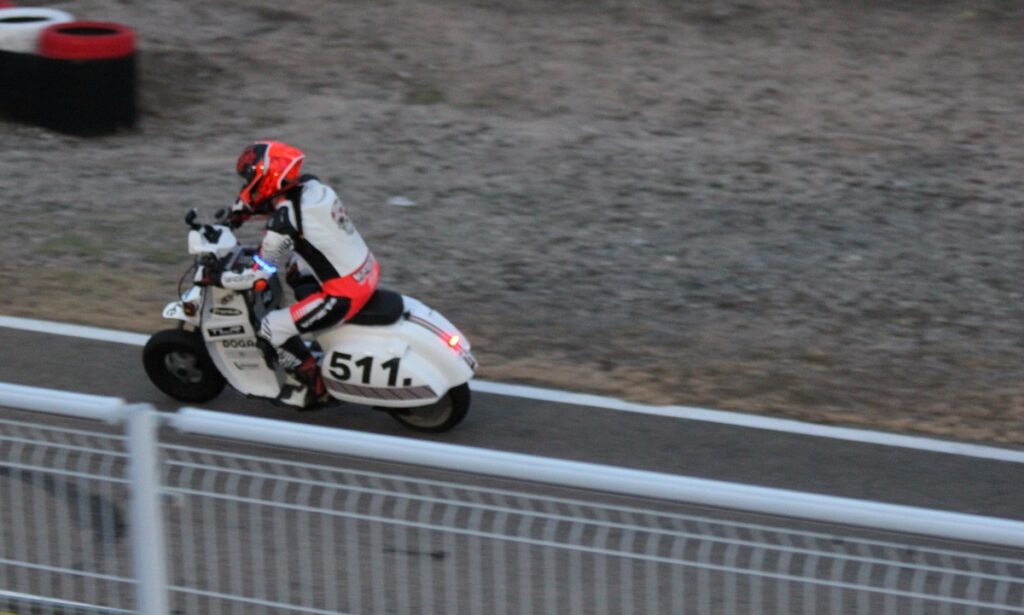 “Vespa The Resistance 24h”: la carrera desde dentro con un prototipo eléctrico 18 24h Vespa carrera 2023 7