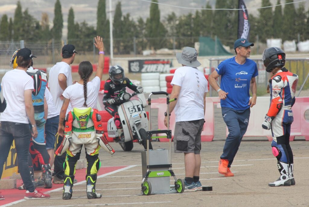 “Vespa The Resistance 24h”: la carrera desde dentro con un prototipo eléctrico 21 24h Vespa carrera 2023 9