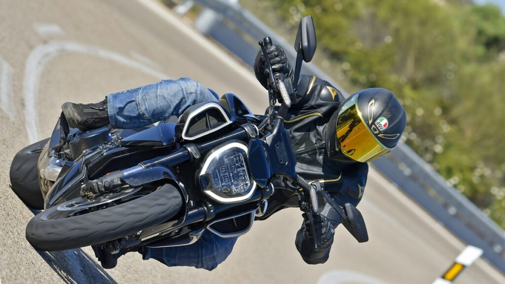 Prueba Ducati Diavel V4: Pacto con el Diablo 21 Ducati Diavel V4 12