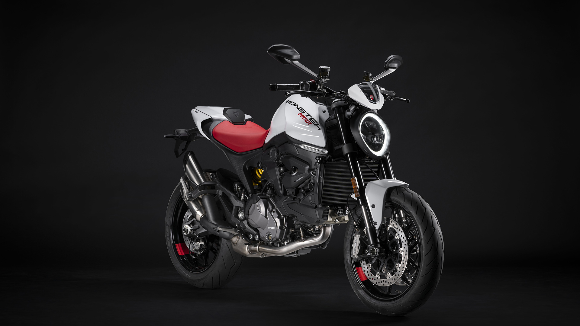 La Ducati Monster luce nueva decoración: el nuevo color blanco llegará en junio 7 MY_2024_Monster_IcebergWhite_Livery_01_UC516488_High