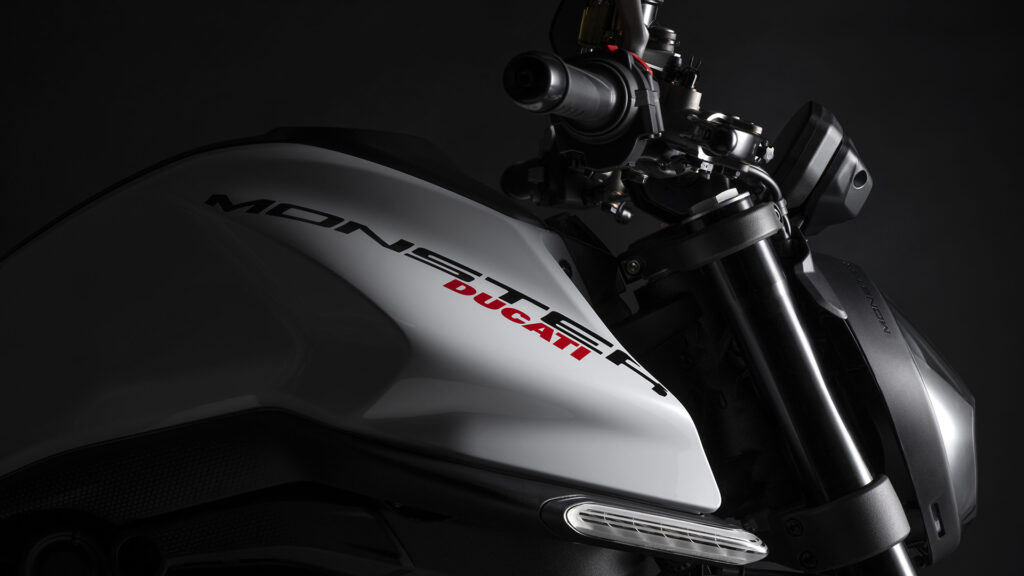 La Ducati Monster luce nueva decoración: el nuevo color blanco llegará en junio 11 MY 2024 Monster IcebergWhite Livery 06 UC516492 High