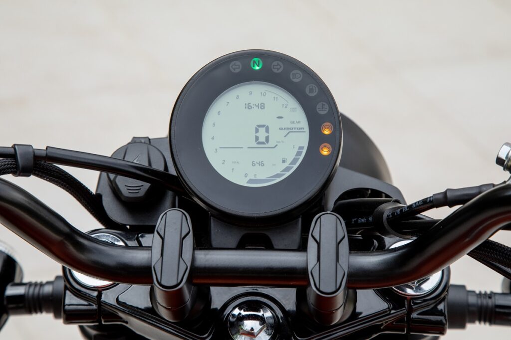 Prueba QJ Motor SRV 125: Bendita contradicción 10 QJ MOTOR SRV 125 detalles 1