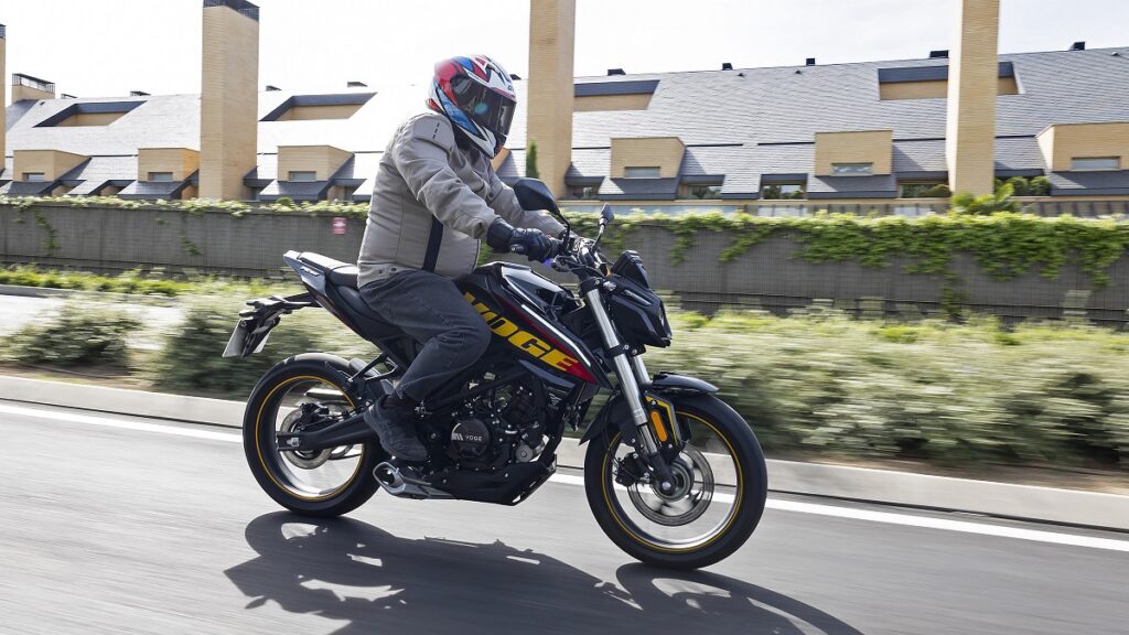 Prueba Voge 125R: Auténtica "R" a precio de moto “básica” 17 VOGE 125R accion 2