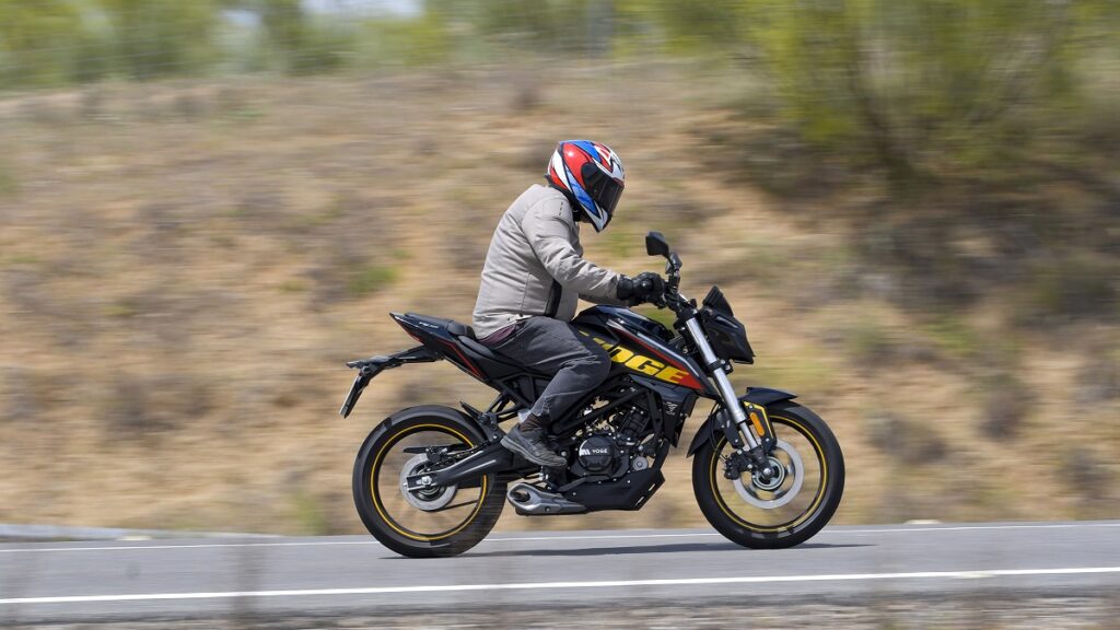 Prueba Voge 125R: Auténtica "R" a precio de moto “básica” 15 VOGE 125R accion 4