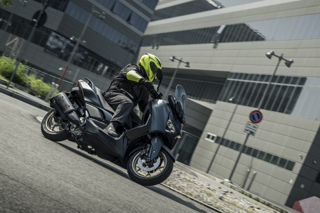 Prueba Yamaha XMAX 300 Tech Max: Más Max que el XMAX 19 YAMAHA XMAX 300 Tech Max 2023 accion 13