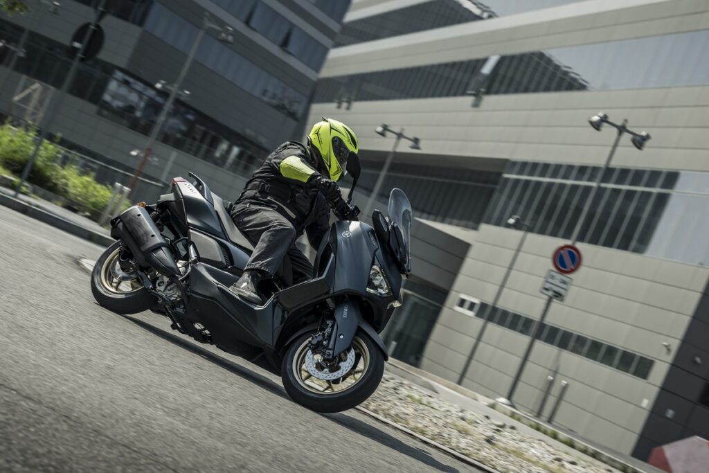 YAMAHA XMAX 300 Tech Max 2023 accion 13