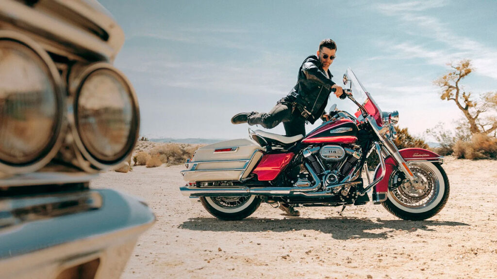 La Harley-Davidson Electra Glide Highway King 2023 brilla con luz propia en la colección Icons 1 Harley-Davidson Electra Glide Highway King 2023