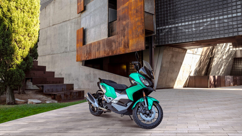 Yamaha XMAX 300 Tech Max: sus precios y scooter rivales 16 Peugeot XO 400 2023