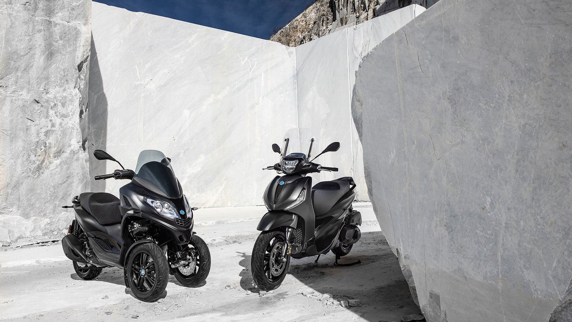 Los Piaggio Beverly y MP3 se benefician de una nueva gráfica 6 01-Piaggio-MP3-300-e-Beverly-Deep-Black